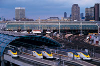Trains à grande vitesse dans une gare urbaine